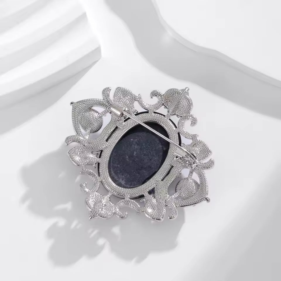 Broche impératrice de dos