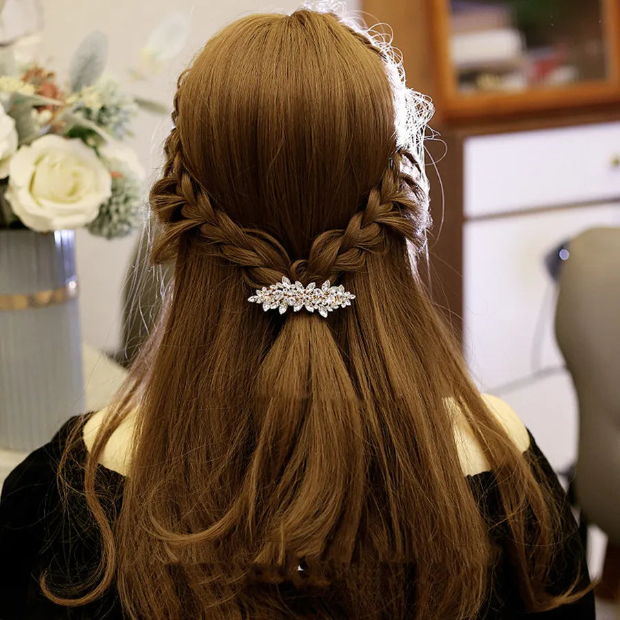 Broche cheveux couronne de Perles portée