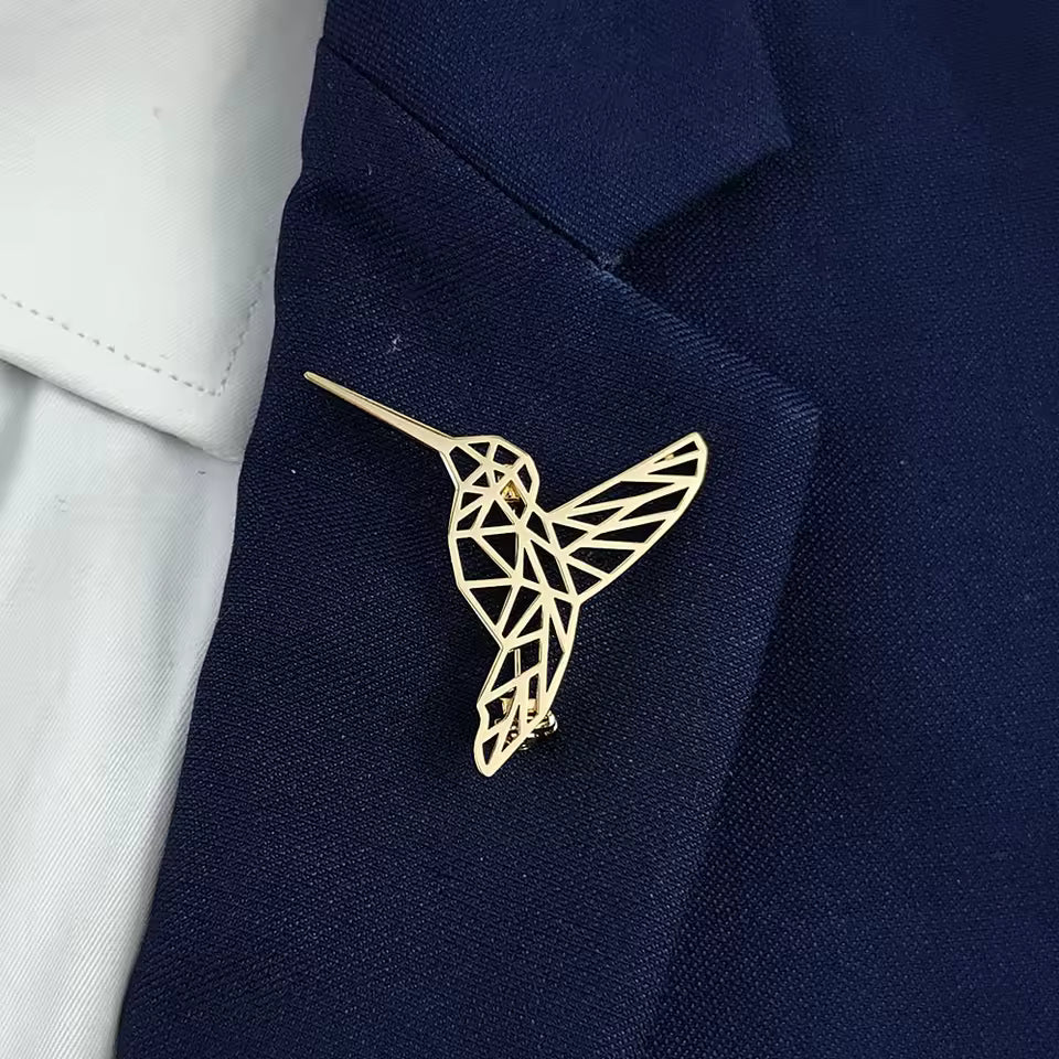 Broche colibri ajouré porté