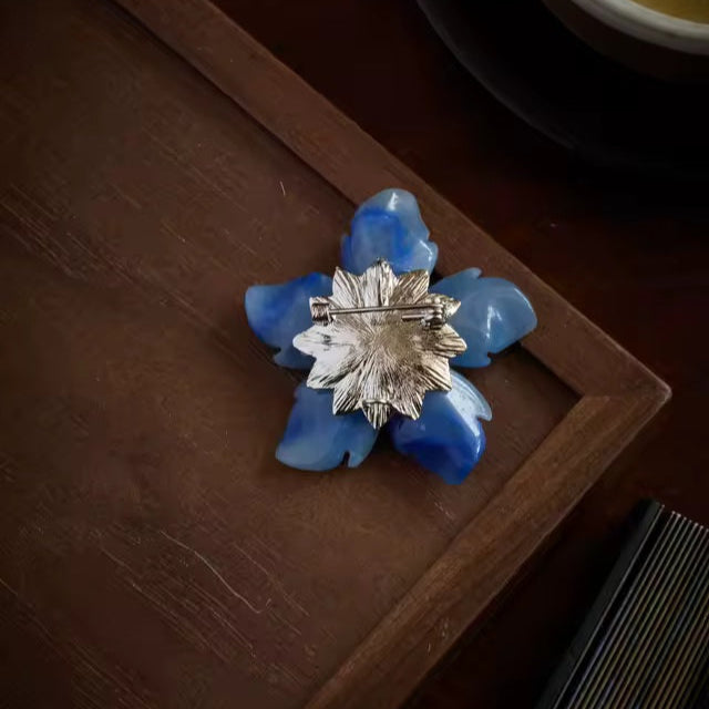 Broche fleur bleue perlée de dos