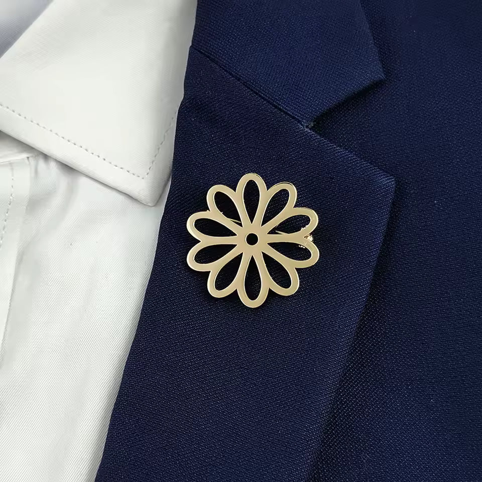 Broche marguerite ajourée porté