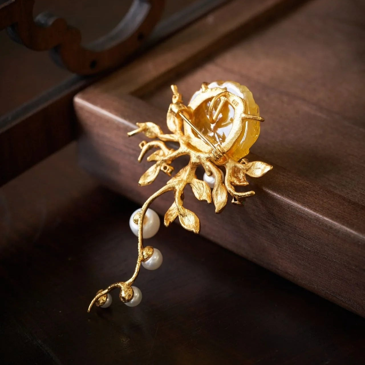 Broche pivoine perlée de dos