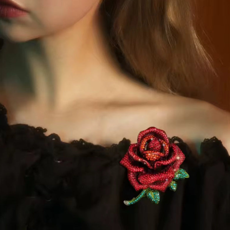 Broche rose cristalline porté