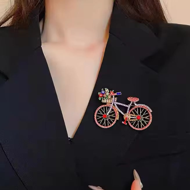 Broche vélo élégant porté