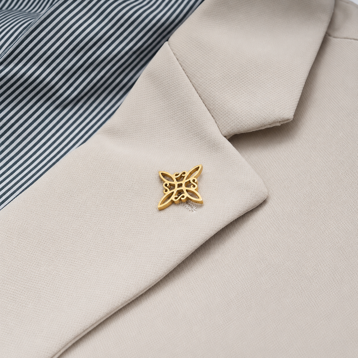 Broche vintage portée sur une tenue