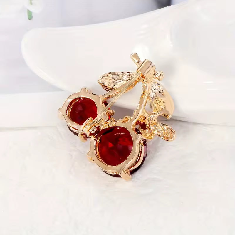 Broche abeille cerise de dos