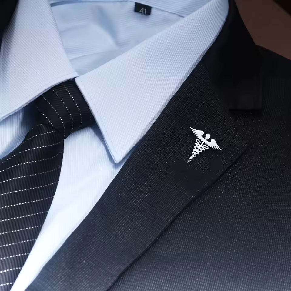 Broche caducée porté