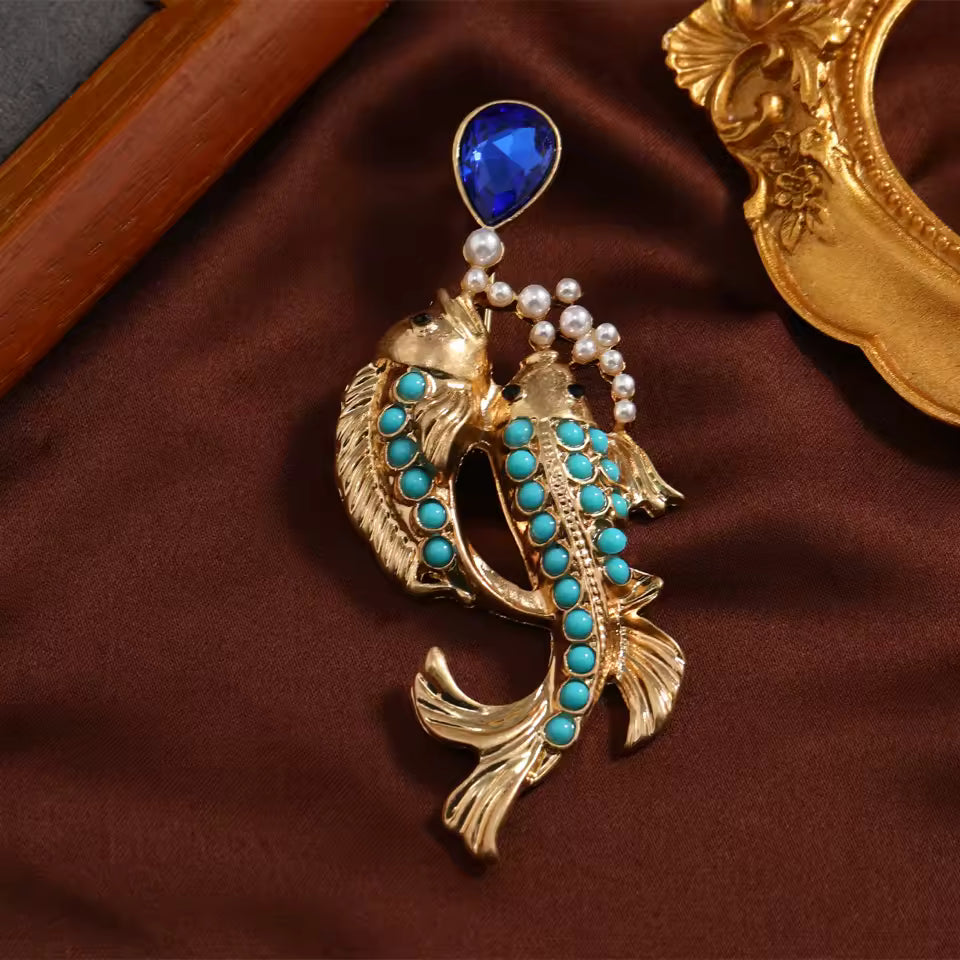 Broche carpe koï bleu