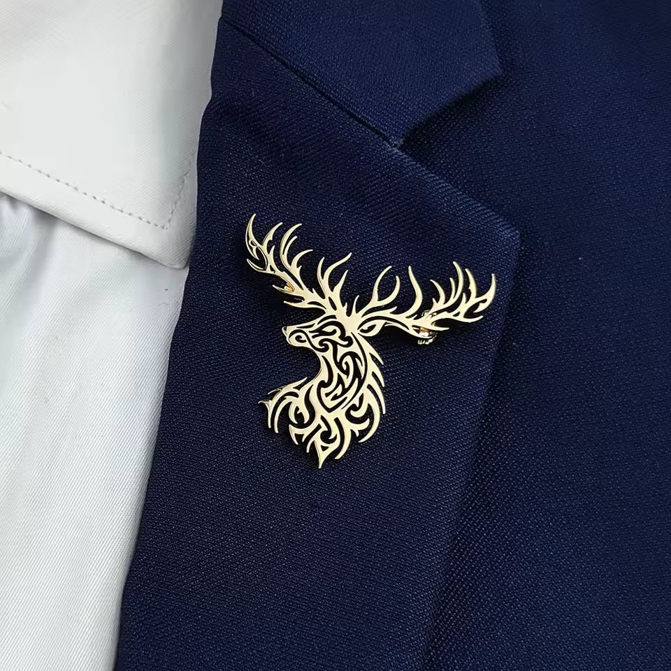 Broche cerf tribal porté