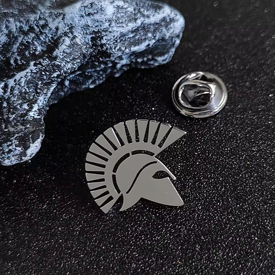Broche casque chevalier argenté