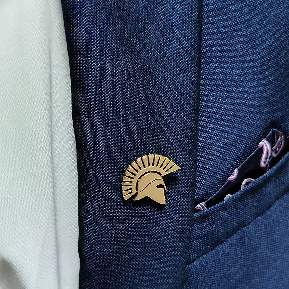 Broche casque chevalier porté