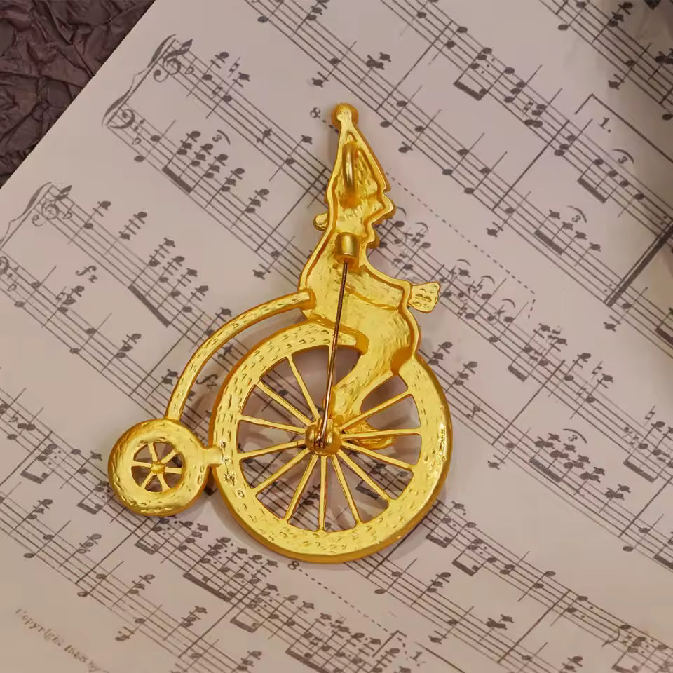 Broche clown vélocipède de dos