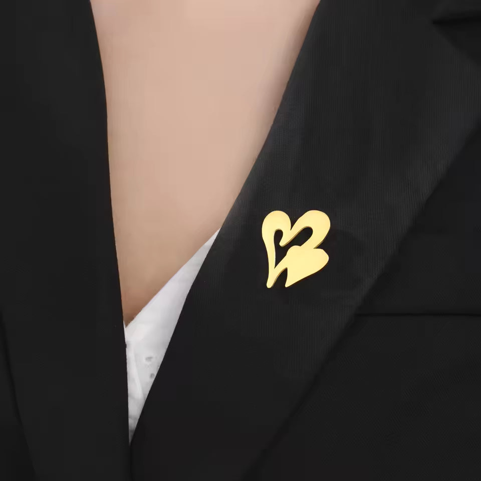 Broche cœur union porté