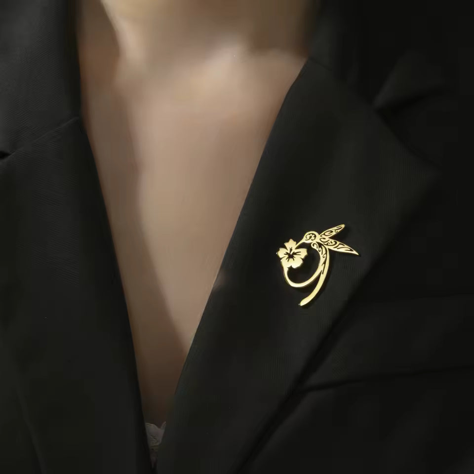 Broche colibri porté