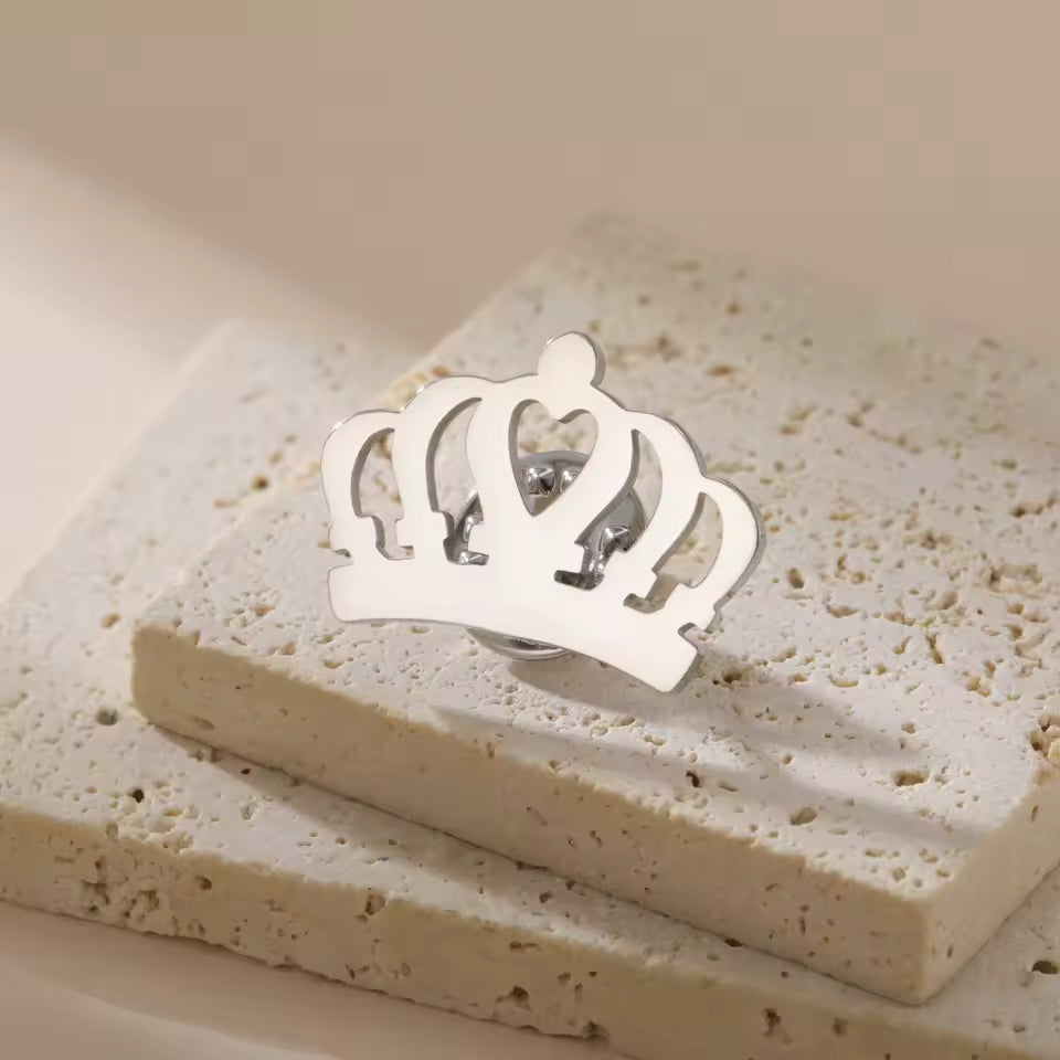 Broche amour couronné argenté