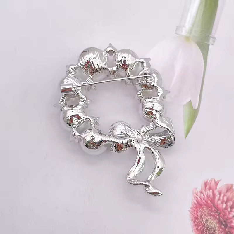 Broche couronne circulaire de dos