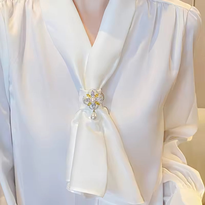 Broche éclat royal porté