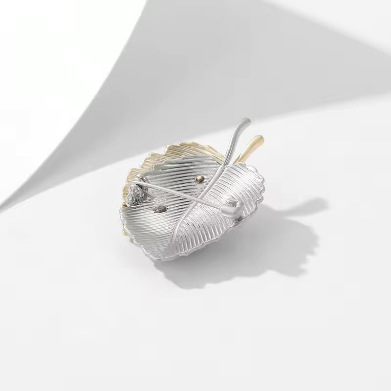 Broche écrin de feuilles de dos