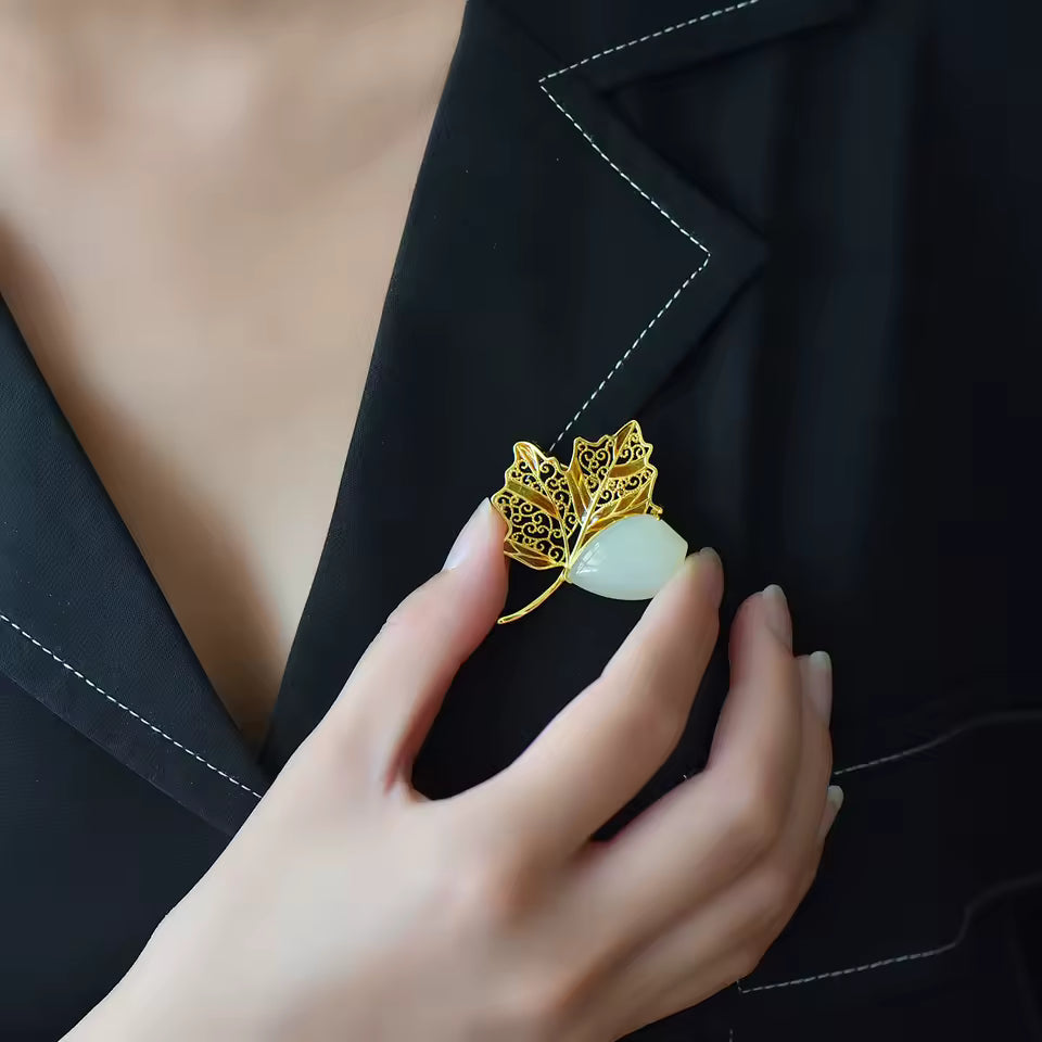 Broche feuille d’érable porté