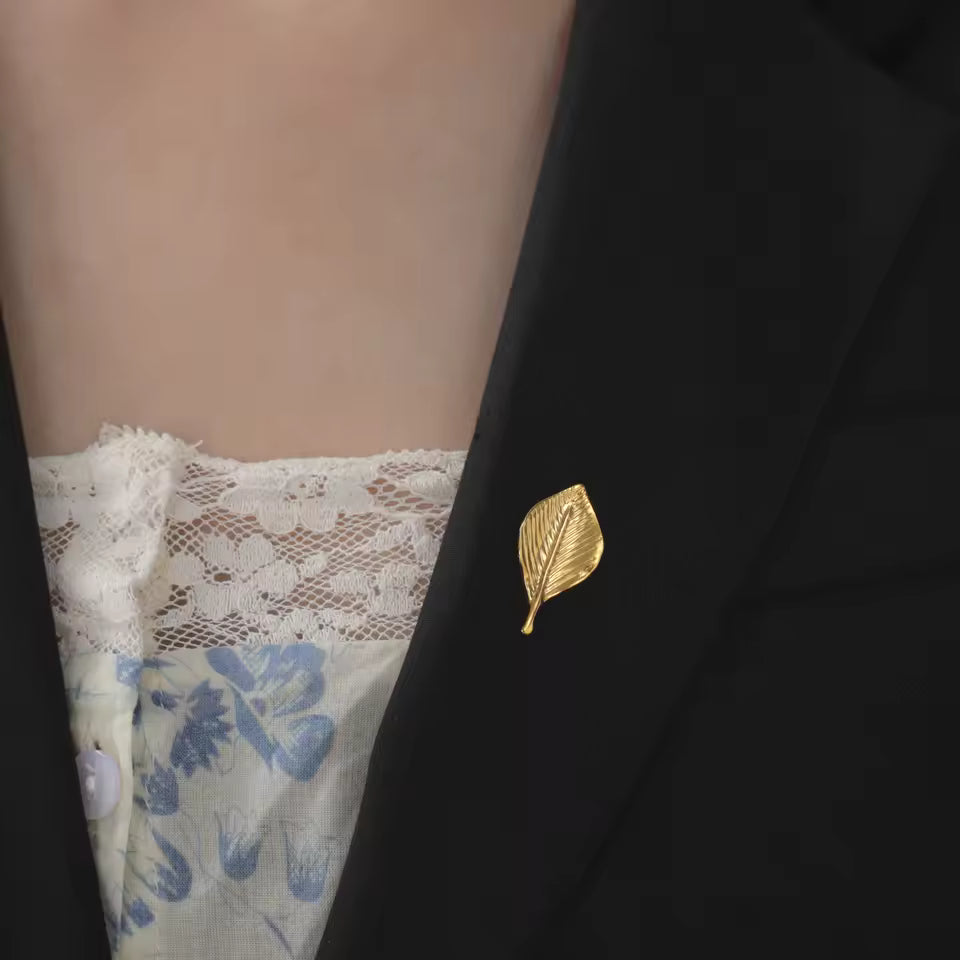 Broche feuille nervurée porté