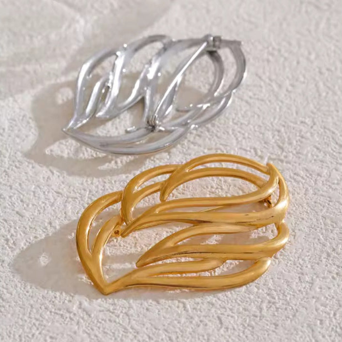 Broche flamme élégante de dos