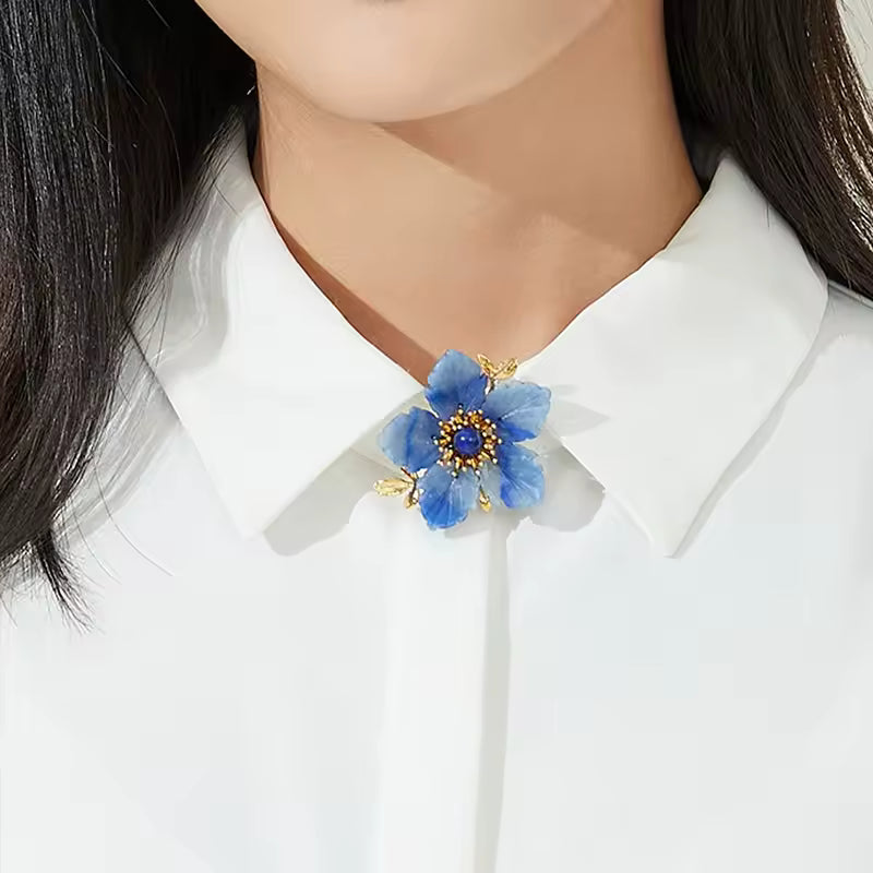 Broche fleur bleue dorée porté