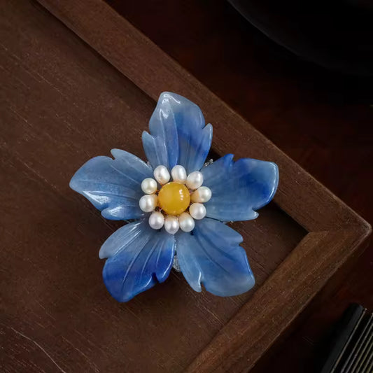 Broche fleur bleue perlée photo