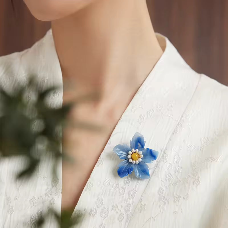 Broche fleur bleue perlée porté