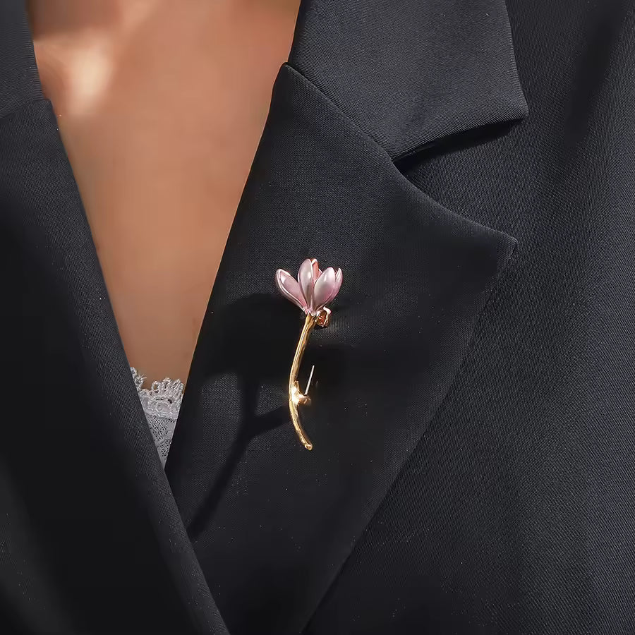 Broche fleur de rose porté