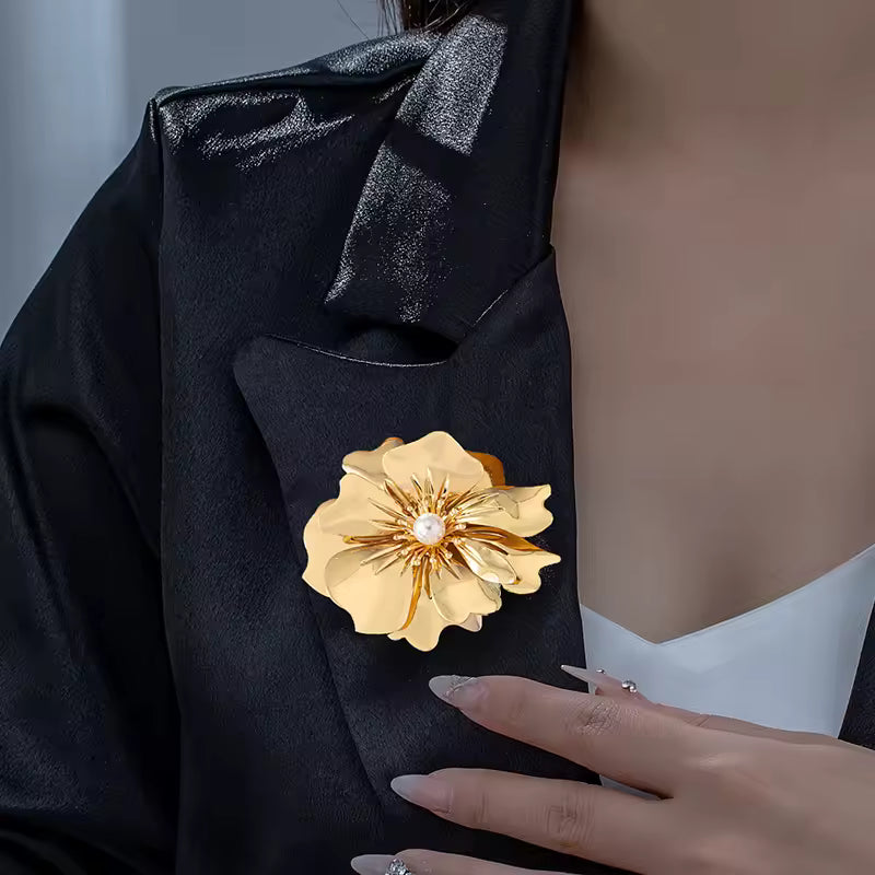 Broche fleur métallique porté