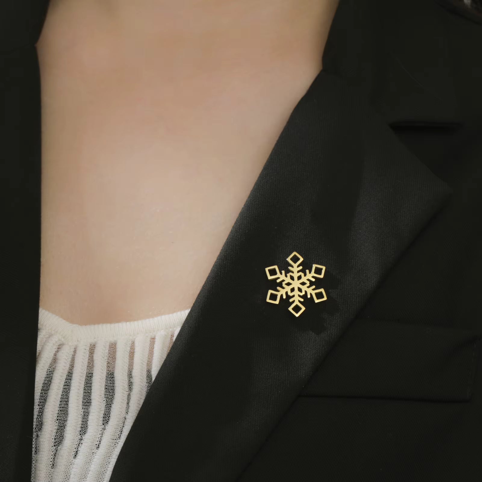 Broche flocon porté