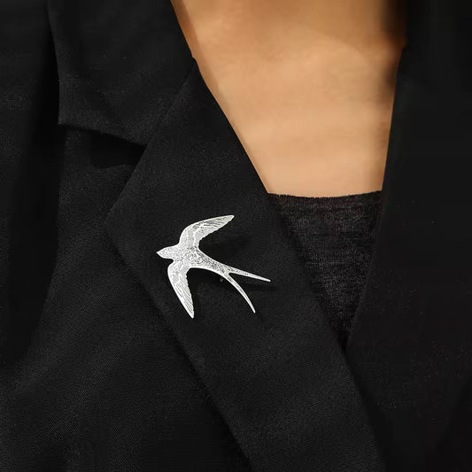 Broche hirondelle gravée