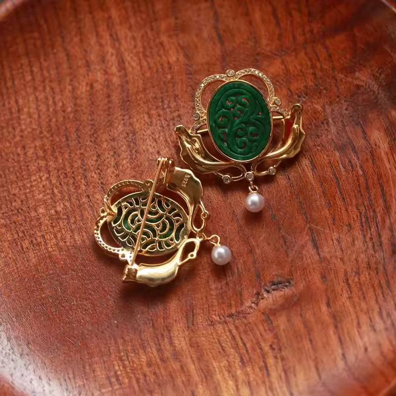 Broche jade perlée de dos