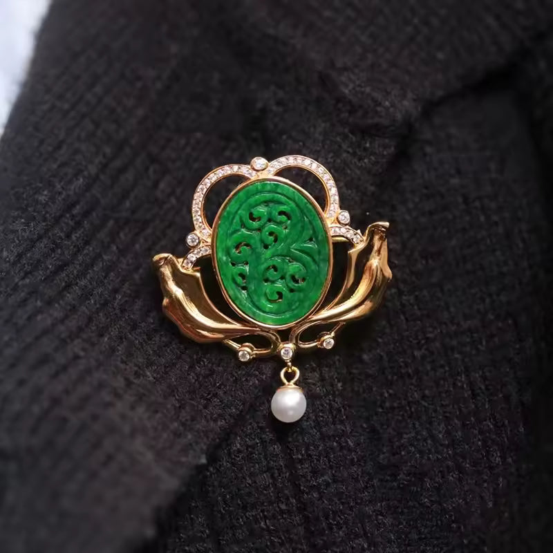 Broche jade perlée porté