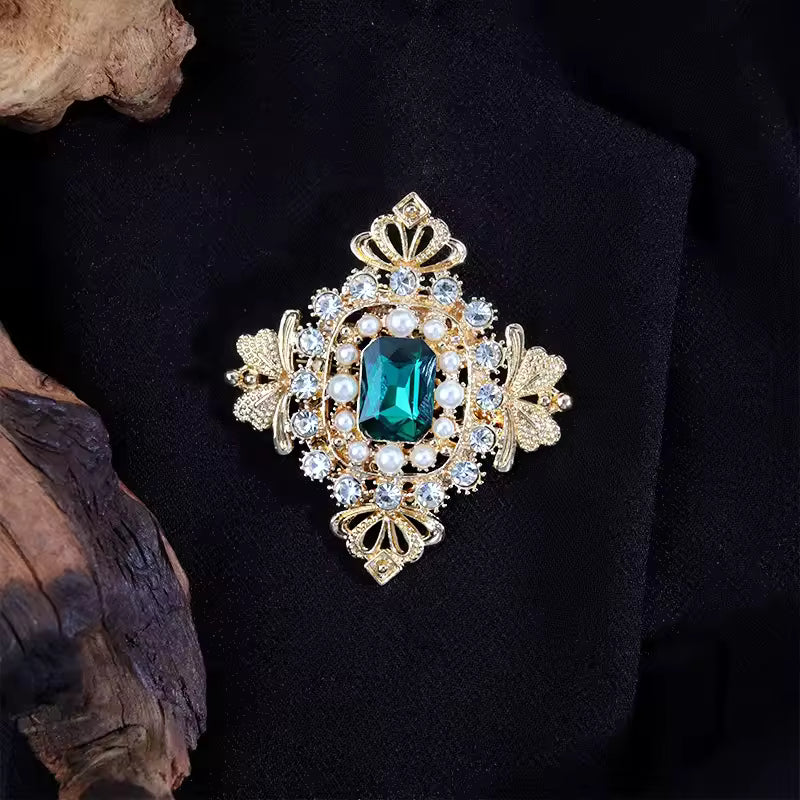 Broche joyau dynastie porté