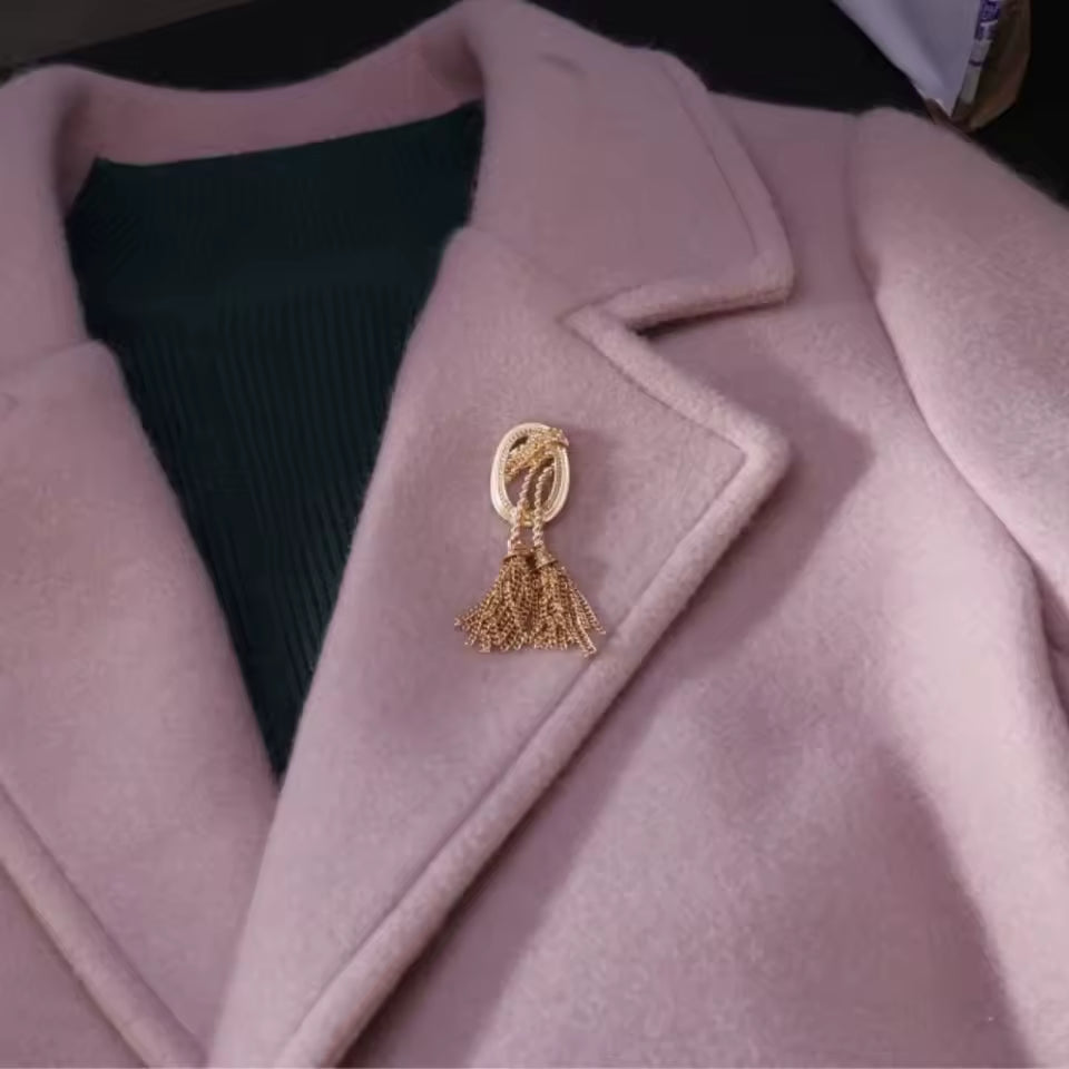 Broche lasso d’or porté