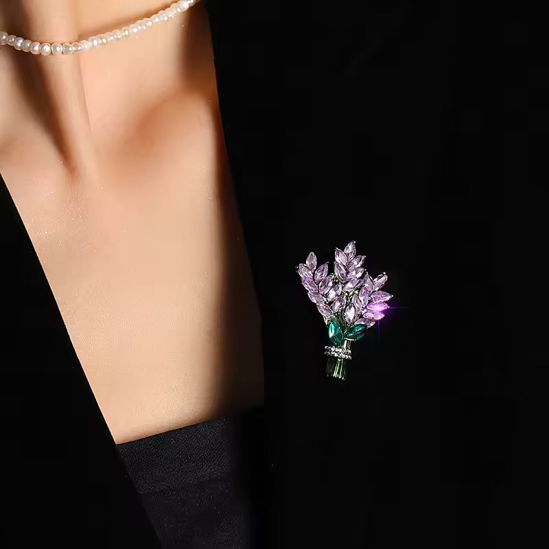 Broche lavande porté