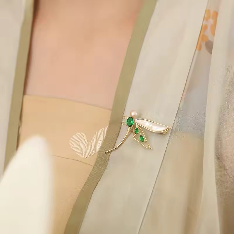 Broche libellule élégante porté