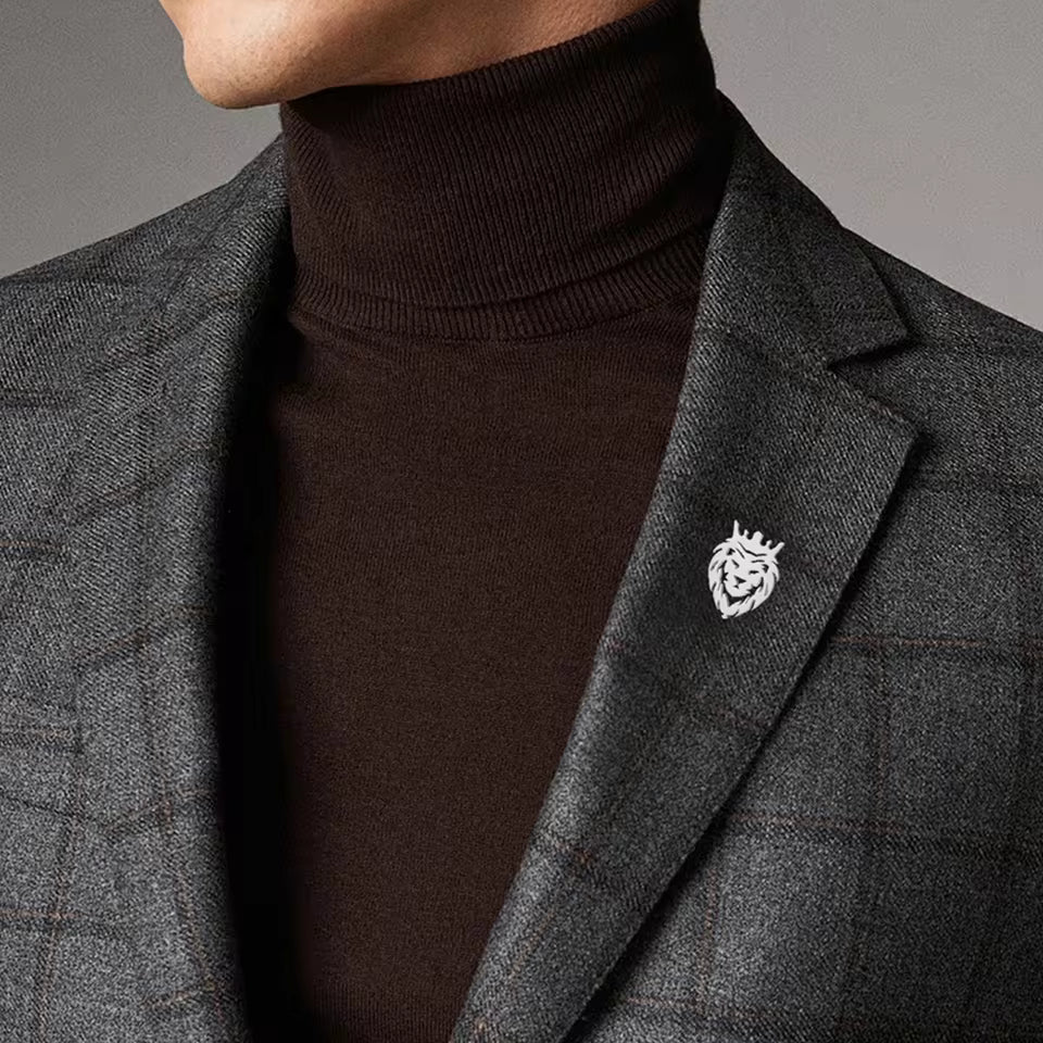 Broche lion porté