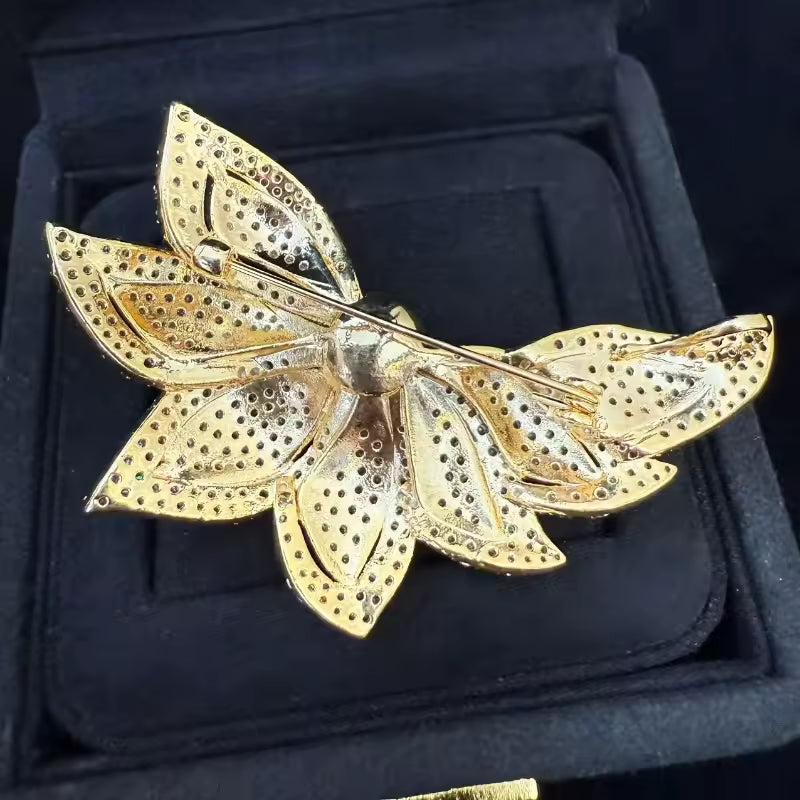 Broche lotus perlé de dos