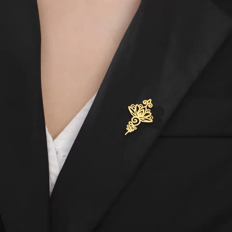 Broche lotus sacré porté