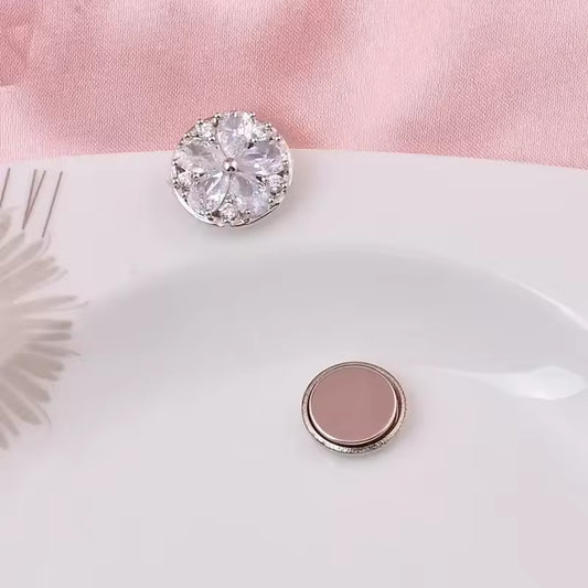 Broche magnétique fleur cristal ouvert