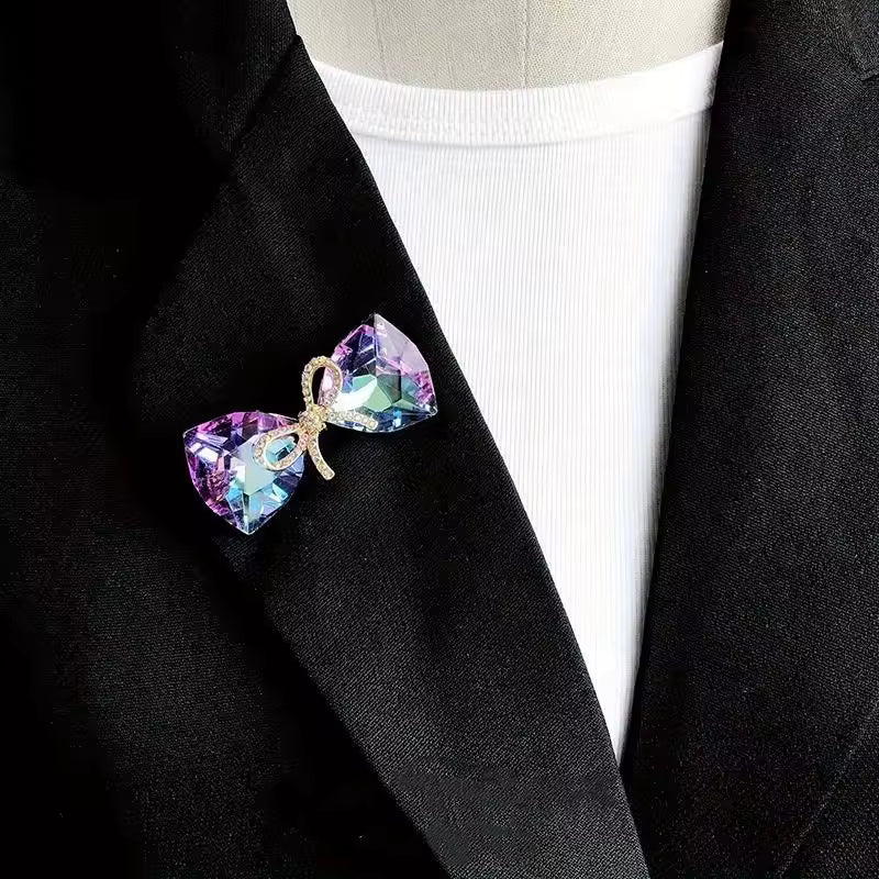 Broche nœud cristal porté