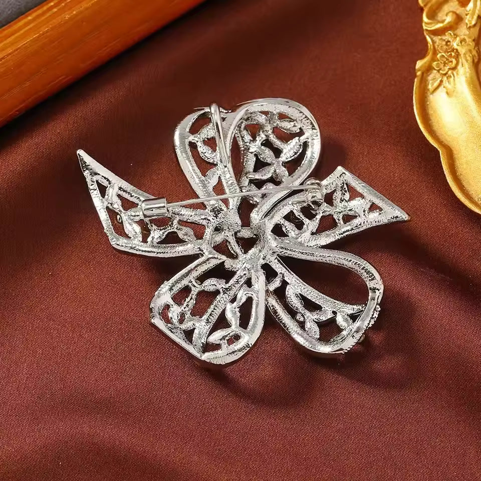 Broche nœud éclatant de dos