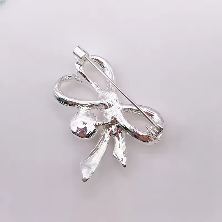 Broche nœud papillon argenté de dos