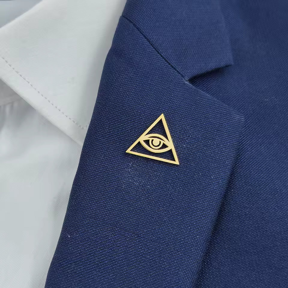Broche œil providence porté