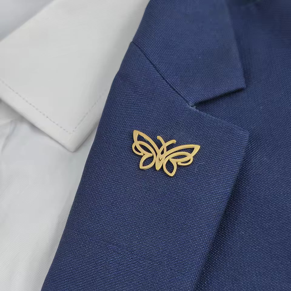 Broche papillon épuré porté