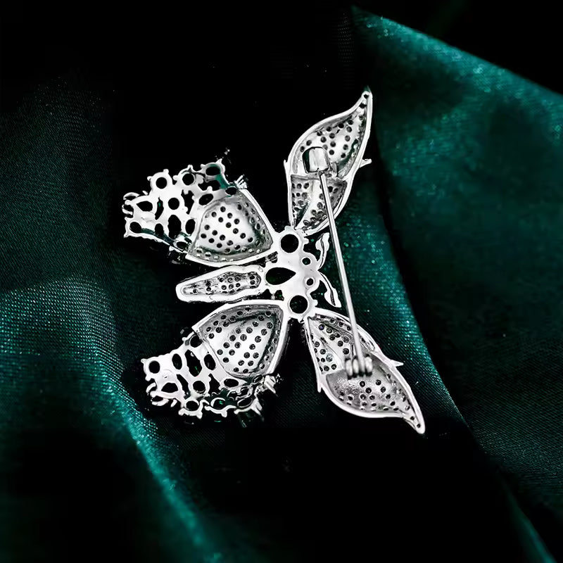 Broche papillon majestueux de dos