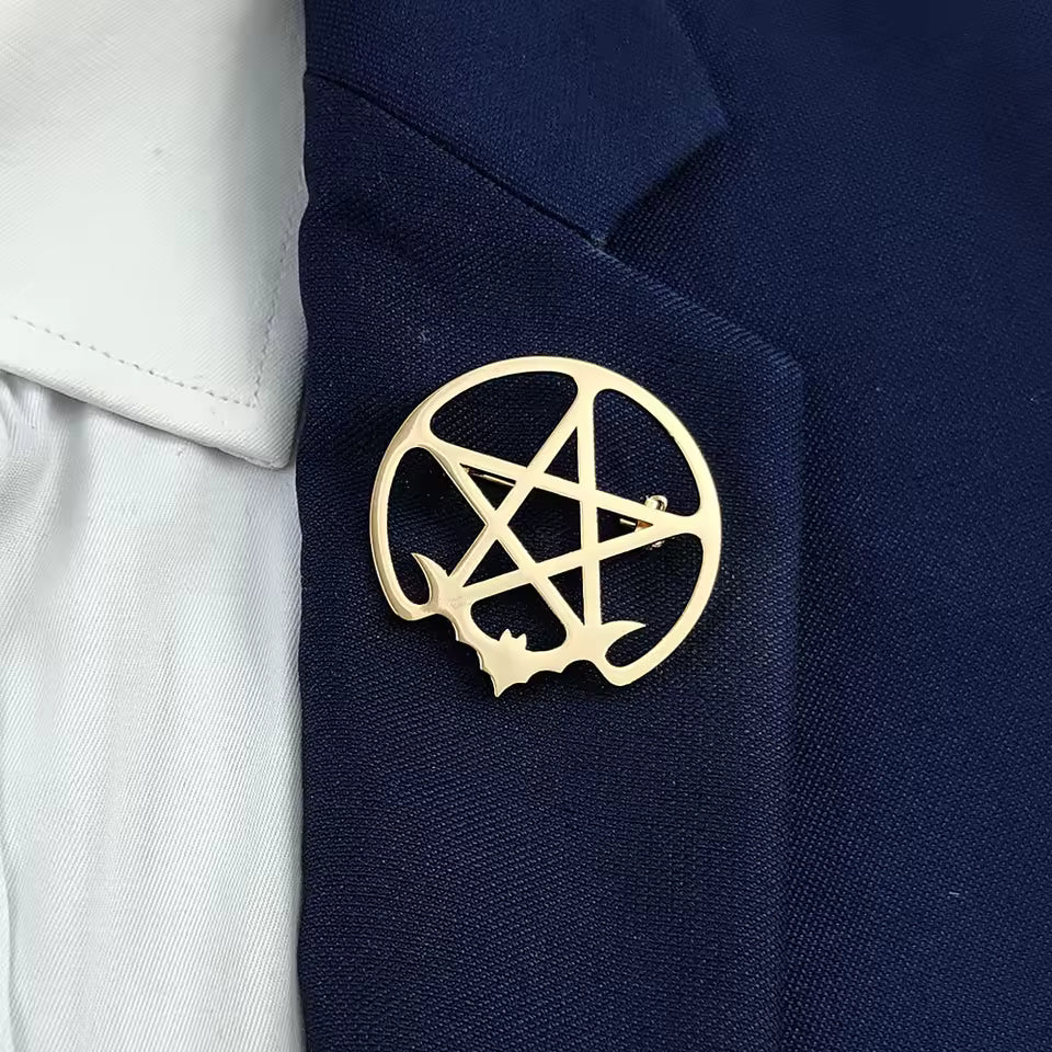 Broche pentacle chauve-souris porté