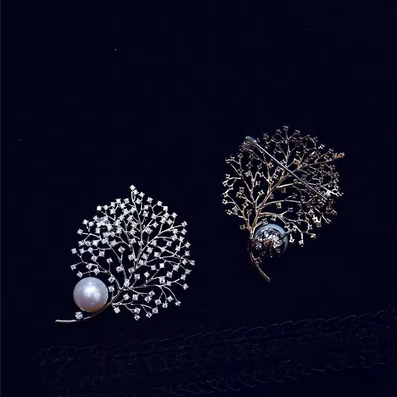 Broche perlée argentée de dos